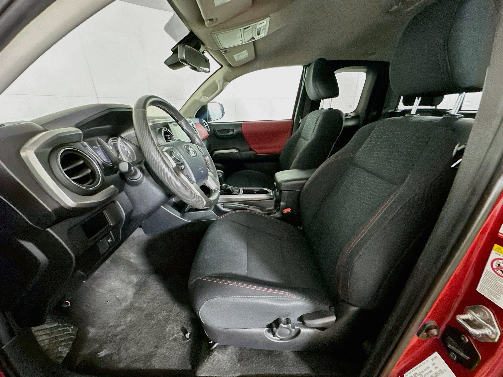 Used 2018 Toyota Tacoma SR5 RWD image 13