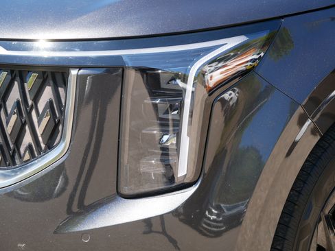 Used 2025 Kia Carnival FWD image 16