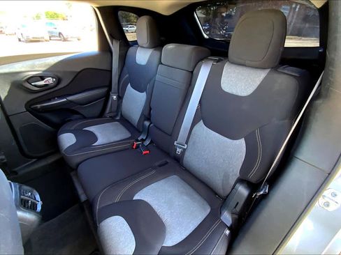 Used 2017 Jeep Cherokee Sport image 20