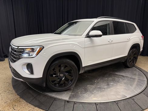 Used 2024 Volkswagen Atlas SE w/ Panoramic Sunroof Package image 3