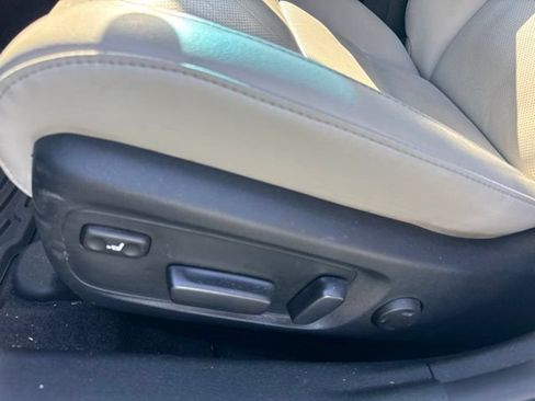 Used 2018 Toyota Avalon Limited FWD image 12