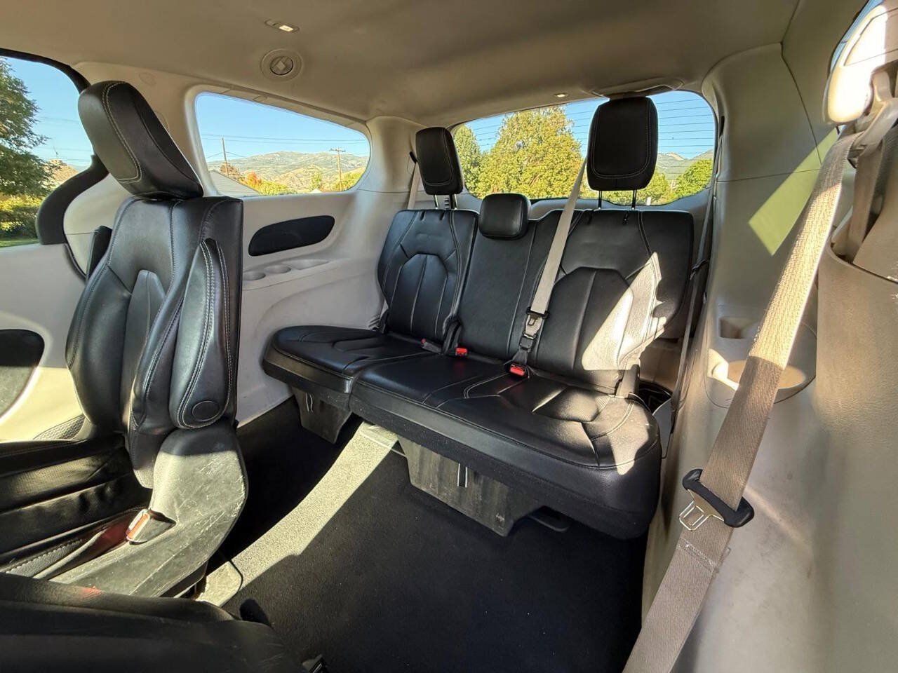 Used 2022 Chrysler Pacifica Touring-L FWD image 12