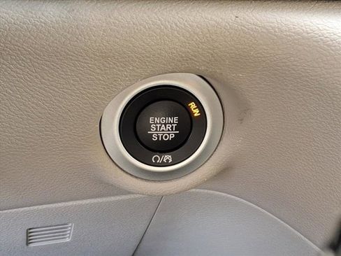 Used 2024 Chrysler Pacifica Touring-L image 16