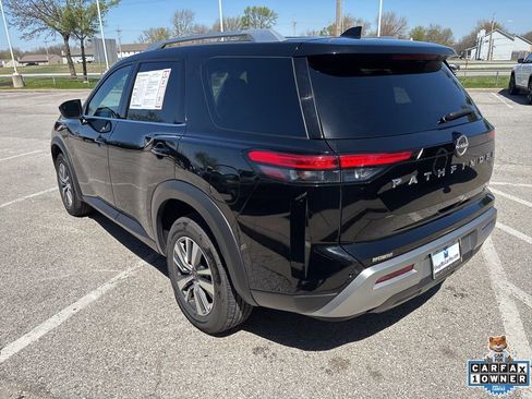 Used 2025 Nissan Pathfinder SL FWD image 19