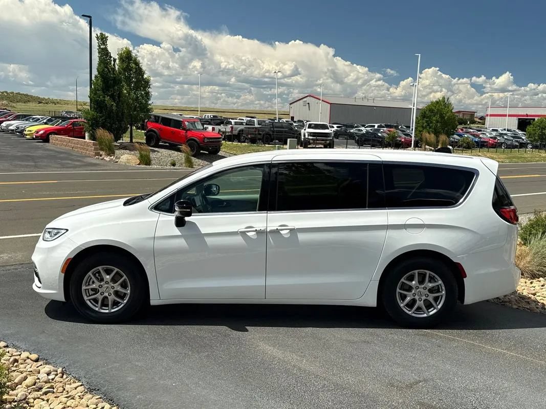 Used 2024 Chrysler Pacifica Touring-L FWD image 52