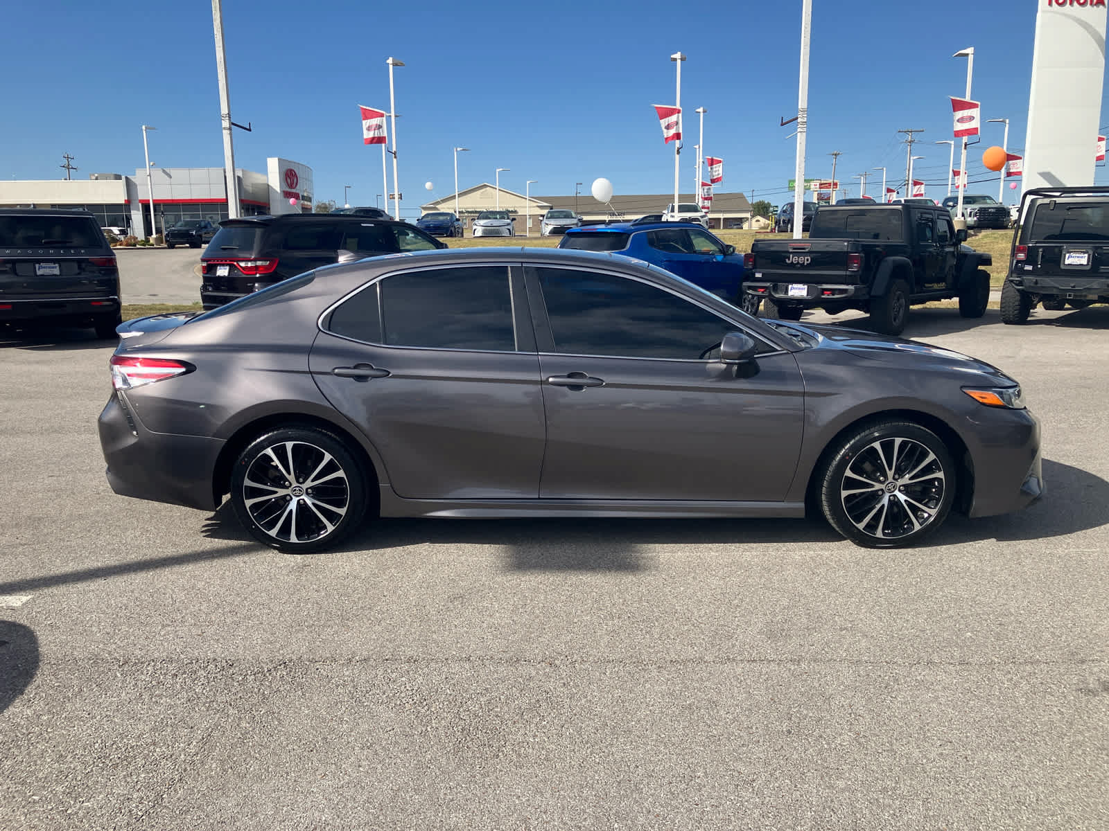 Used 2020 Toyota Camry SE w/ Convenience Package FWD image 8