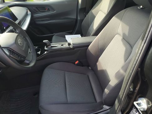 Used 2025 Toyota Prius LE FWD image 16