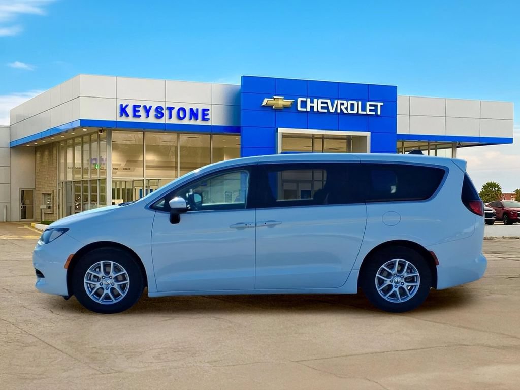 Used 2023 Chrysler Voyager LX FWD image 4
