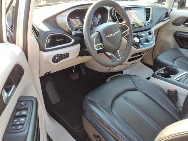 Used 2024 Chrysler Pacifica Touring-L FWD image 16