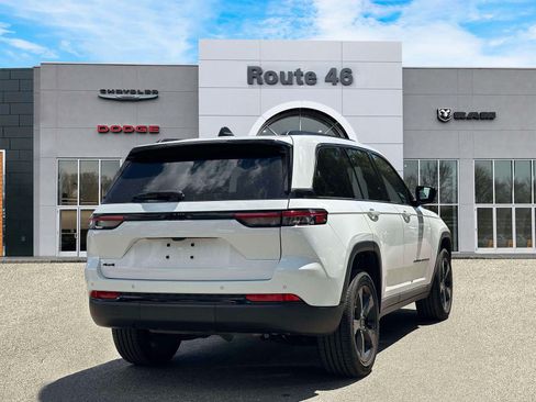 Used 2023 Jeep Grand Cherokee Altitude AWD/4WD image 5