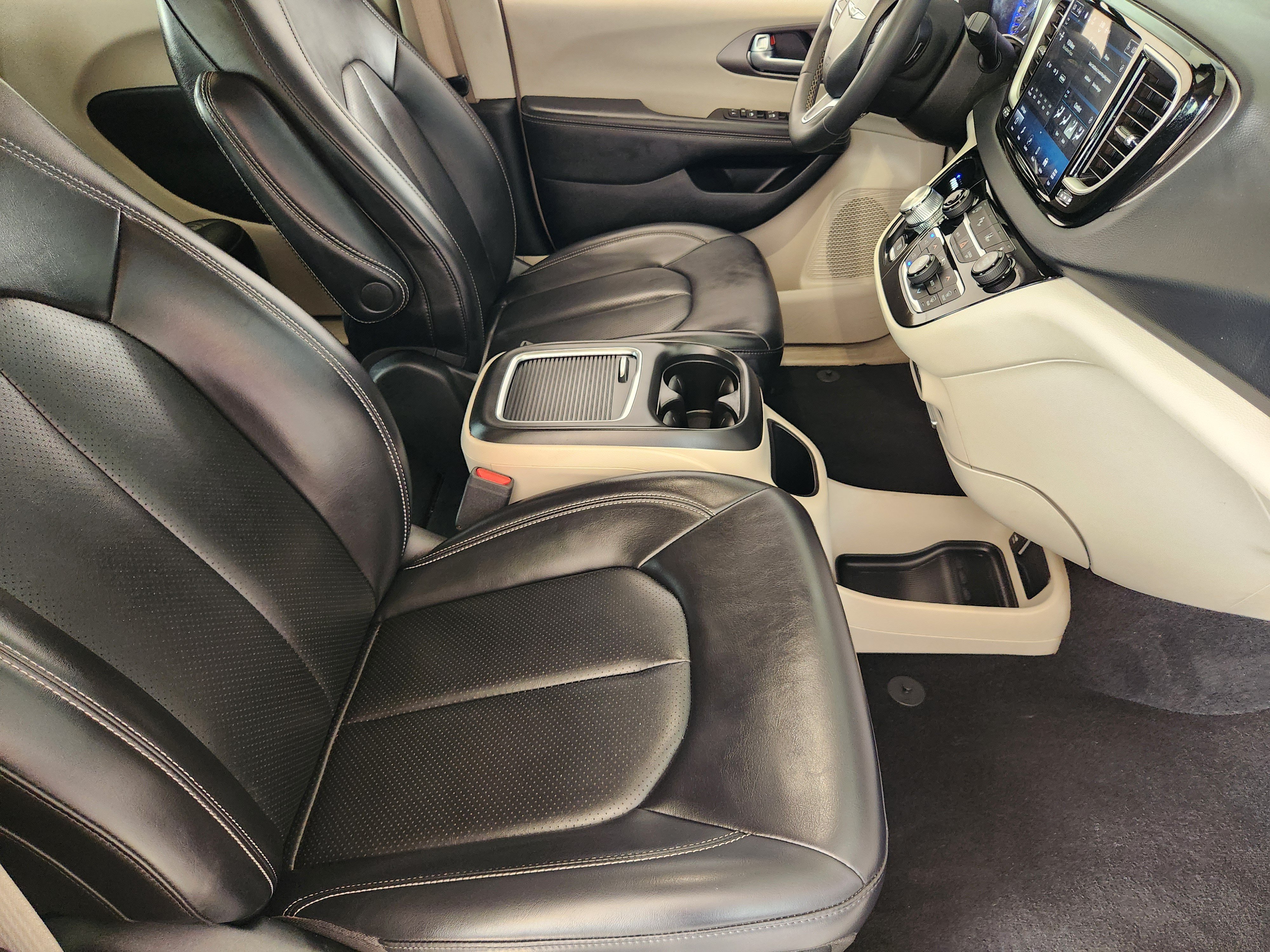 Used 2023 Chrysler Pacifica Touring-L FWD image 15