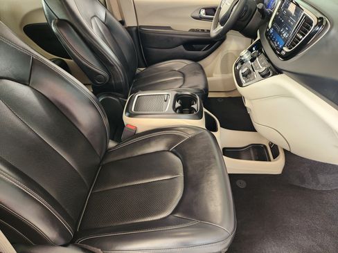 Used 2023 Chrysler Pacifica Touring-L FWD image 15