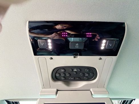 Used 2018 GMC Yukon XL SLT w/ Premium Edition AWD/4WD image 39