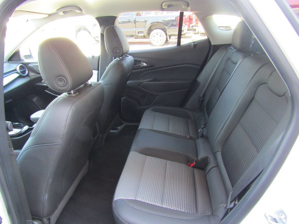 Used 2025 Chevrolet Trax LT w/ LT Convenience Package FWD image 28