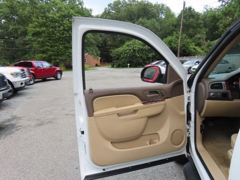 Used 2014 Chevrolet Suburban LT RWD image 16