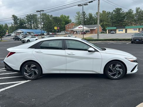 Certified 2025 Hyundai Elantra Limited FWD image 9