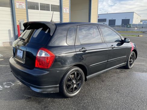 Used 2005 Kia Spectra5 image 7