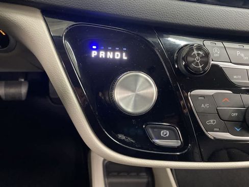 Used 2024 Chrysler Pacifica Touring-L FWD image 26