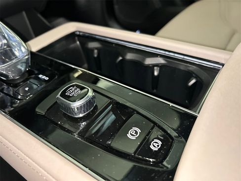 New 2026 Volvo XC90 B6 Plus w/ Protection Package Premier image 20