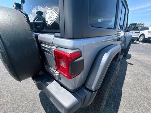 Used 2018 Jeep Wrangler Unlimited Rubicon AWD/4WD image 15