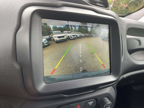 Used 2018 Jeep Renegade Altitude w/ UConnect 8.4 Nav Group AWD/4WD image 31