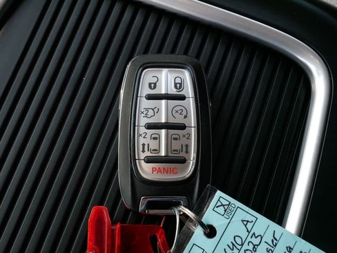 Used 2023 Chrysler Pacifica Touring-L AWD/4WD image 31