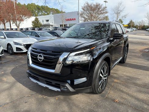 New 2025 Nissan Pathfinder Platinum image 3