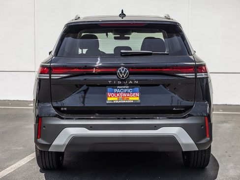 New 2025 Volkswagen Tiguan SE image 4