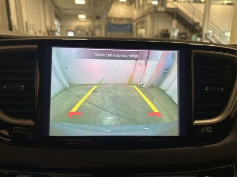 Used 2025 Chrysler Pacifica Select image 27