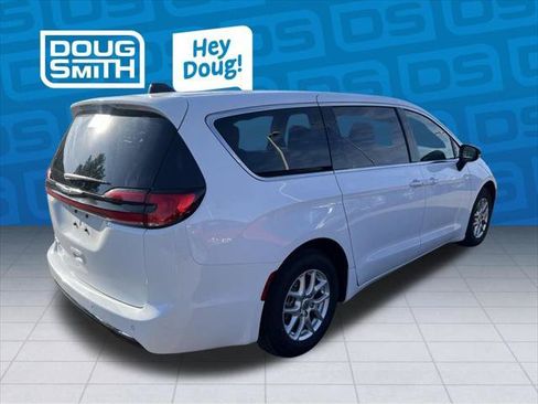 Certified 2024 Chrysler Pacifica Touring-L FWD image 5