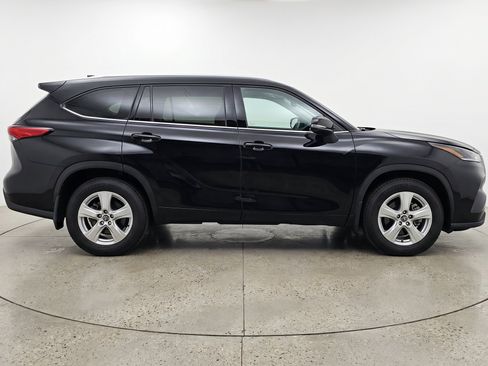 Used 2025 Toyota Highlander LE FWD image 11