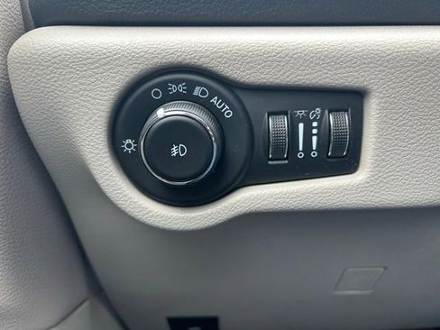 Used 2023 Chrysler Pacifica Touring-L image 21