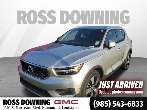 Used 2019 Volvo XC40 T4 Momentum image 1