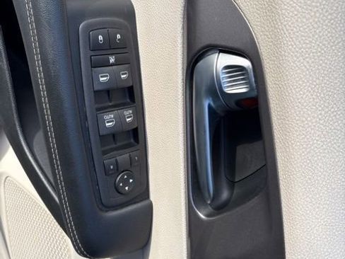 Used 2023 Chrysler Pacifica Touring-L FWD image 20