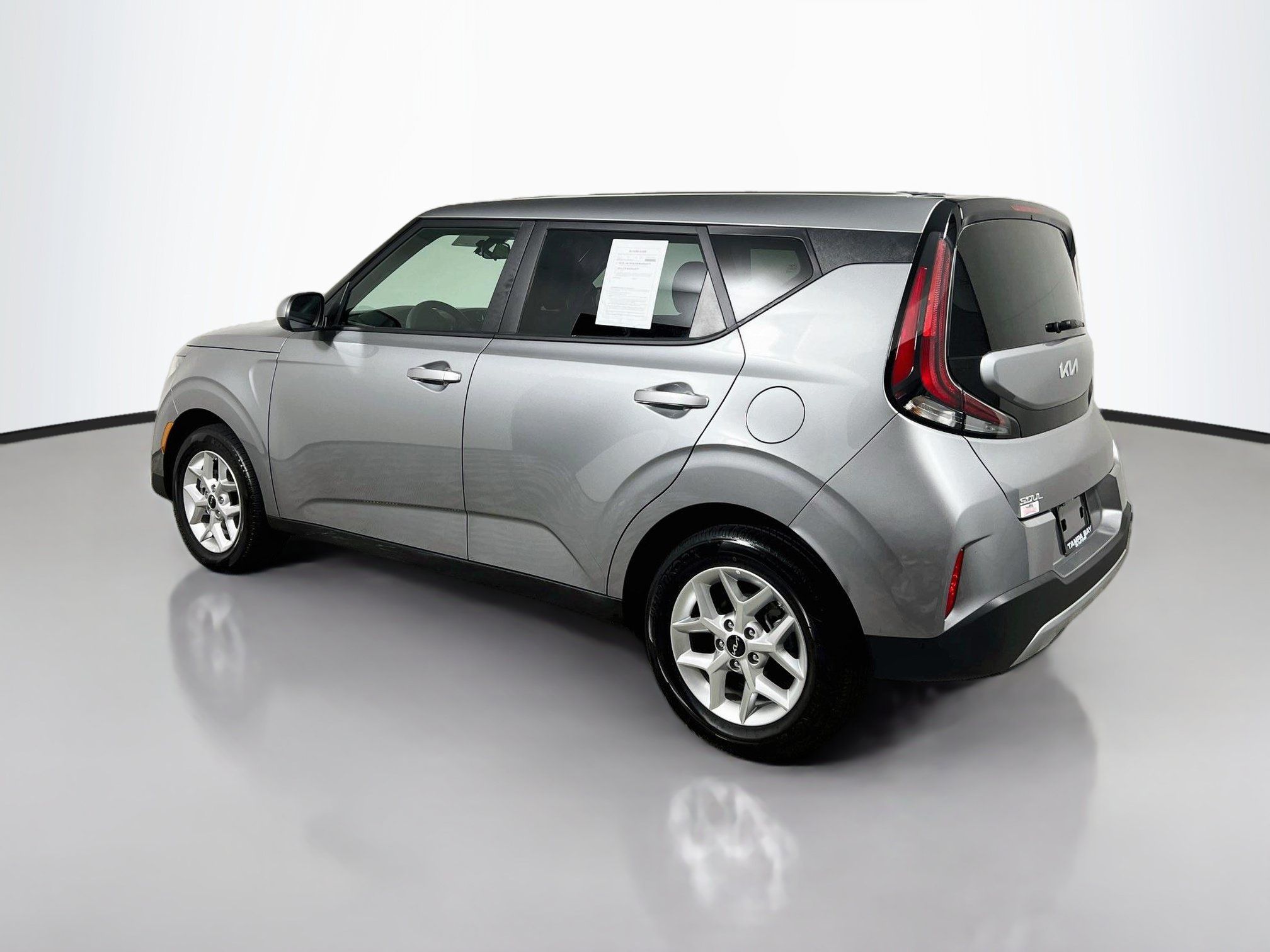 Used 2025 Kia Soul LX w/ LX Technology Package FWD image 8