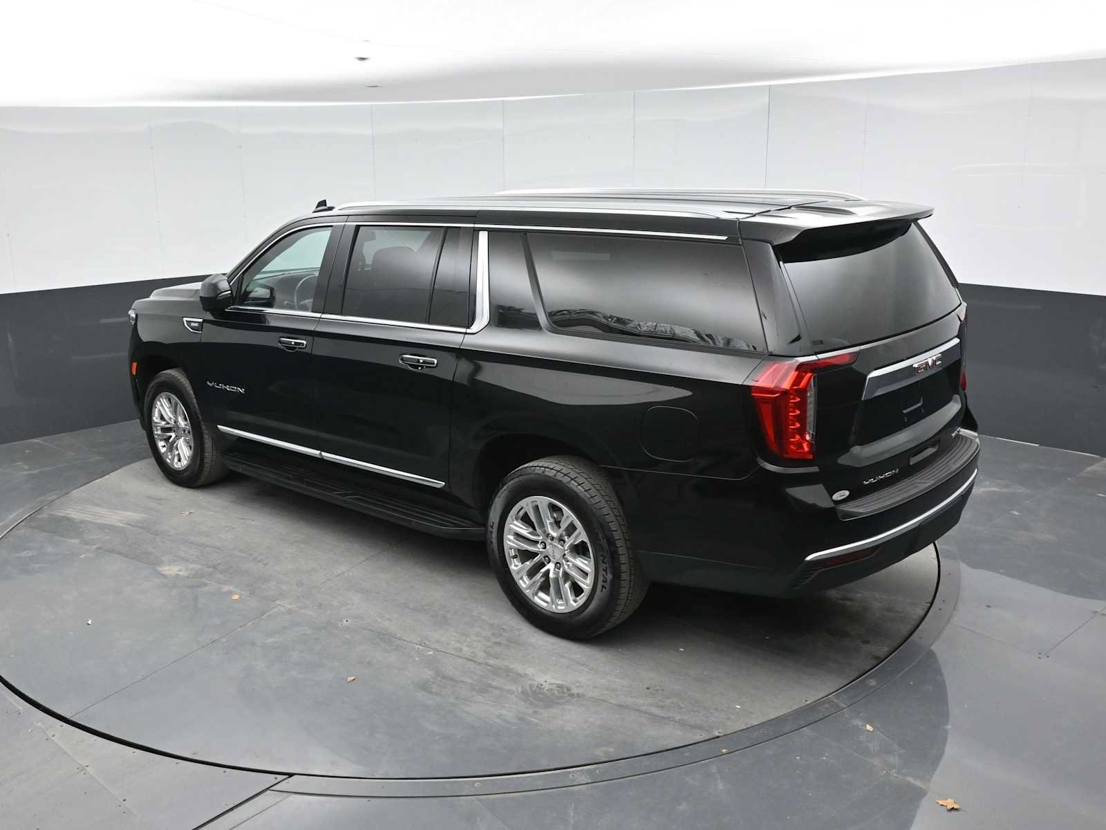 Used 2024 GMC Yukon XL SLT w/ SLT Luxury Package AWD/4WD image 27