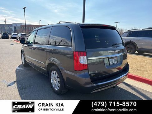 Used 2016 Chrysler Town & Country Touring image 4