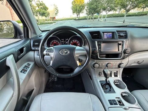 Used 2013 Toyota Highlander SE FWD image 17