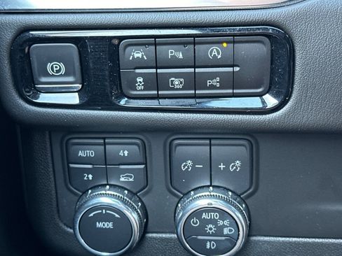 Used 2025 GMC Yukon XL Denali AWD/4WD image 39