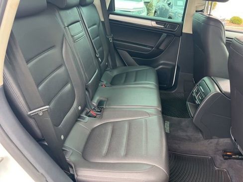 Used 2016 Volkswagen Touareg Sport image 40