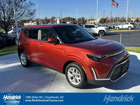 Used 2023 Kia Soul LX w/ LX Technology Package image 1