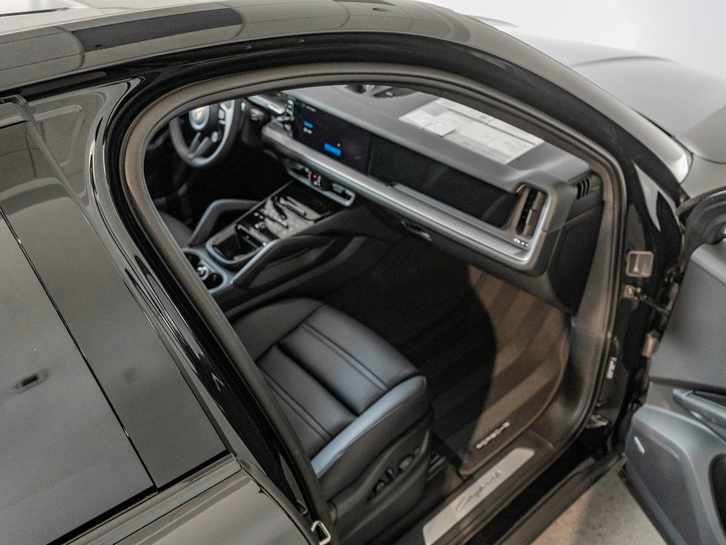 Certified 2025 Porsche Cayenne Coupe AWD/4WD image 30