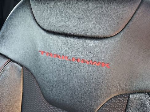 Used 2025 Jeep Compass Trailhawk AWD/4WD image 31