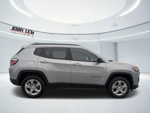 Used 2024 Jeep Compass Latitude image 2