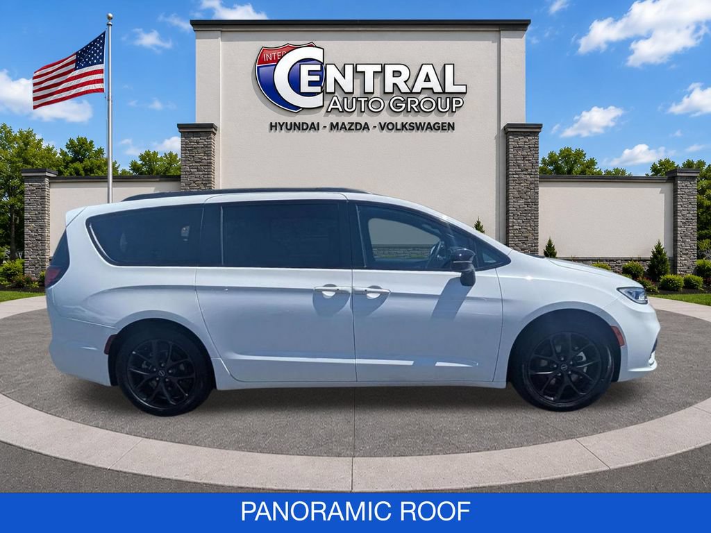 Used 2025 Chrysler Pacifica Limited FWD image 9