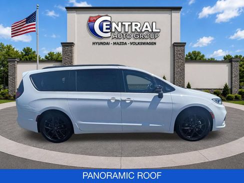 Used 2025 Chrysler Pacifica Limited FWD image 9