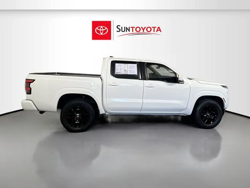 Used 2022 Nissan Frontier SV image 2