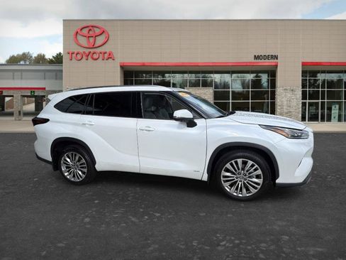 Certified 2026 Toyota Highlander Platinum AWD/4WD image 1