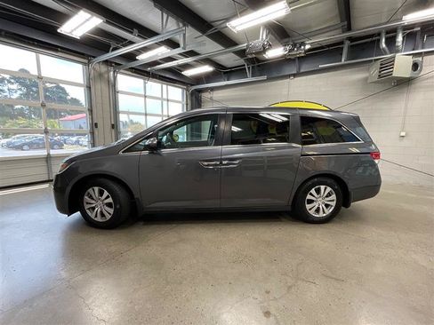Used 2017 Honda Odyssey SE image 2