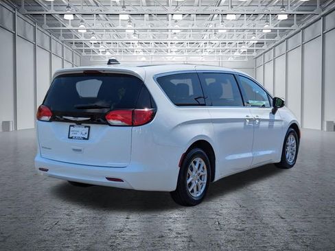 Used 2023 Chrysler Voyager LX FWD image 5